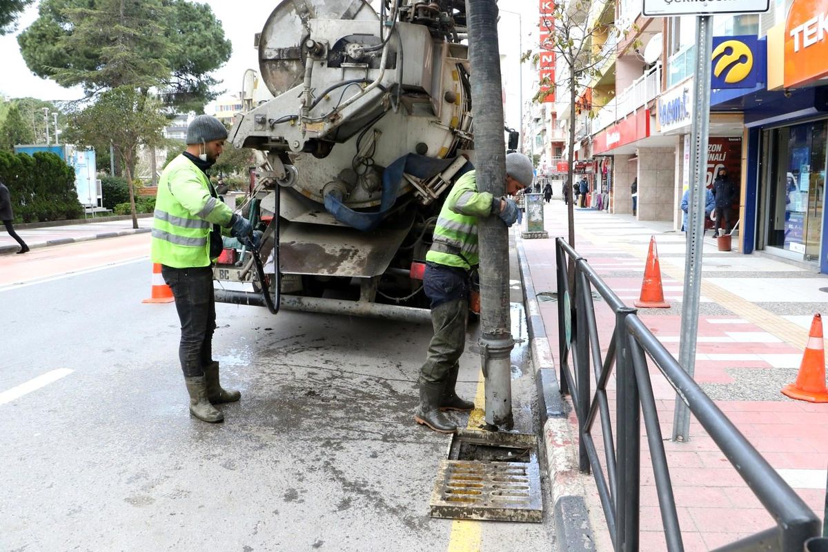 Yağmur suyu ızgaraları temizleniyor