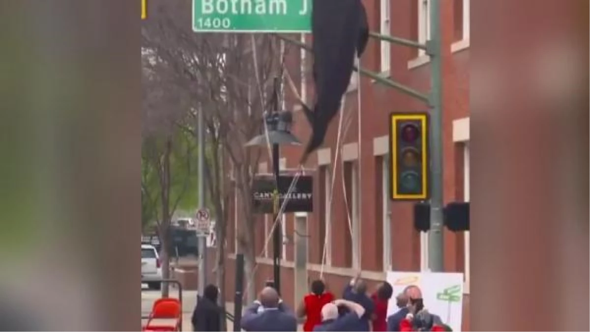 ABD\'de polis tarafından öldürülen siyahi Botham Jean\'in adı caddeye verildi