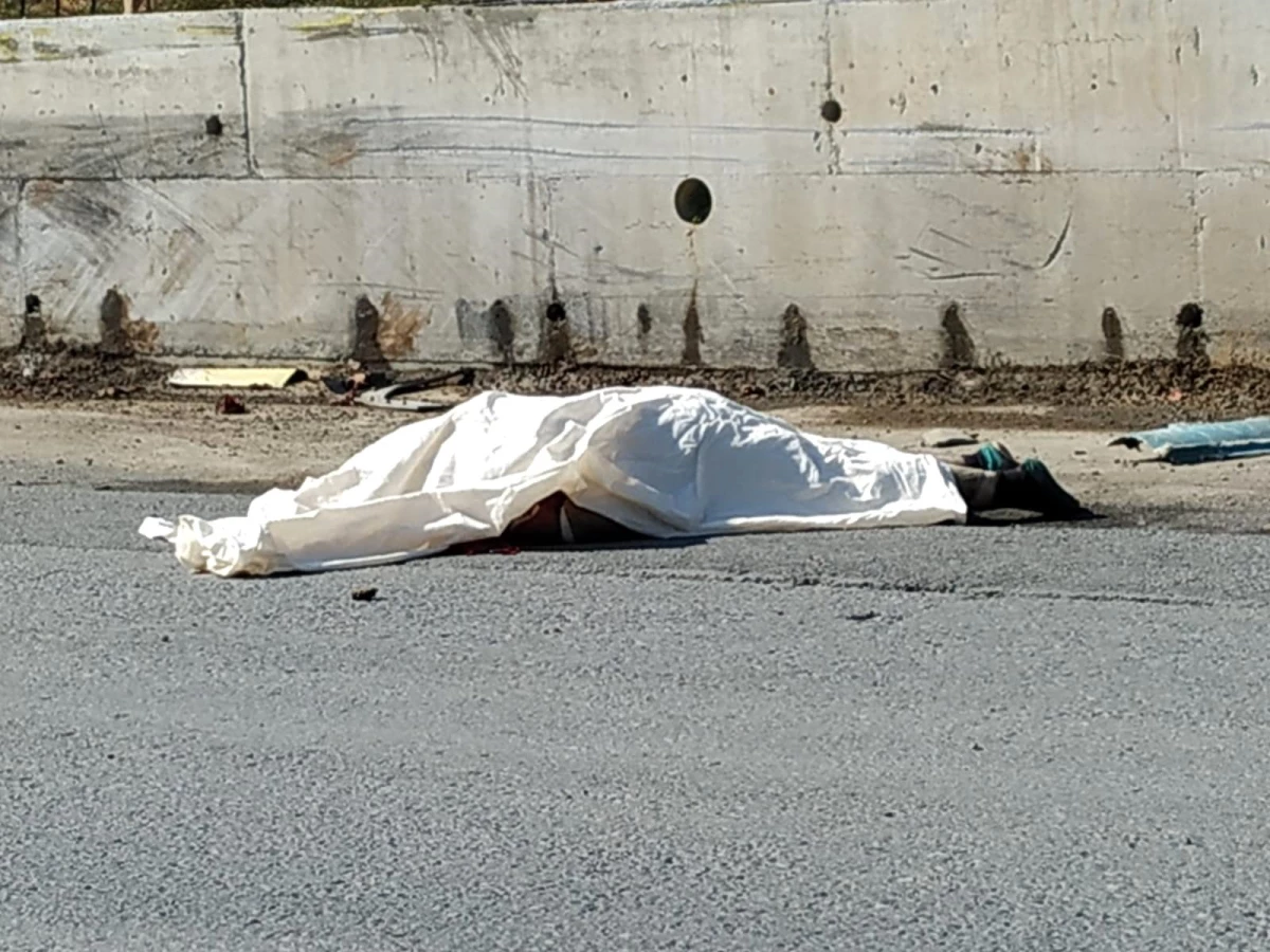 Arnavutköy\'de freni boşalan hafriyat kamyonundan atlayan şoför, feci şekilde hayatını kaybetti.
