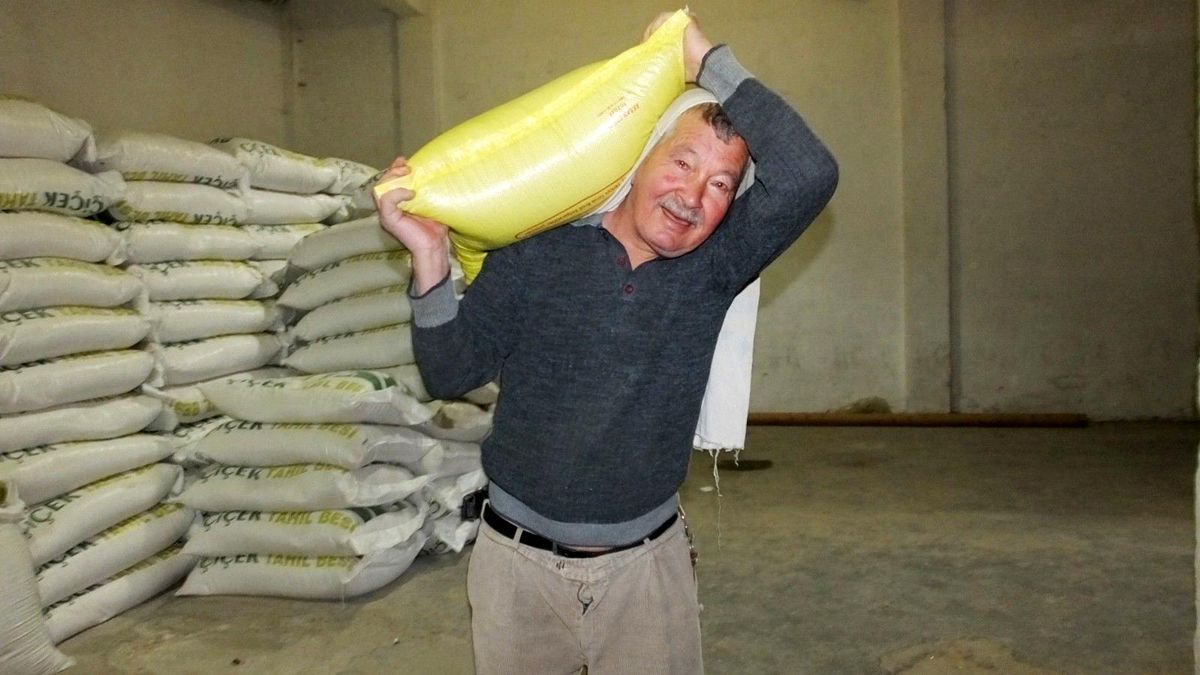 Balıkesir\'de 78\'lik hamal her gün tonlarca yükü sırtında taşıyor
