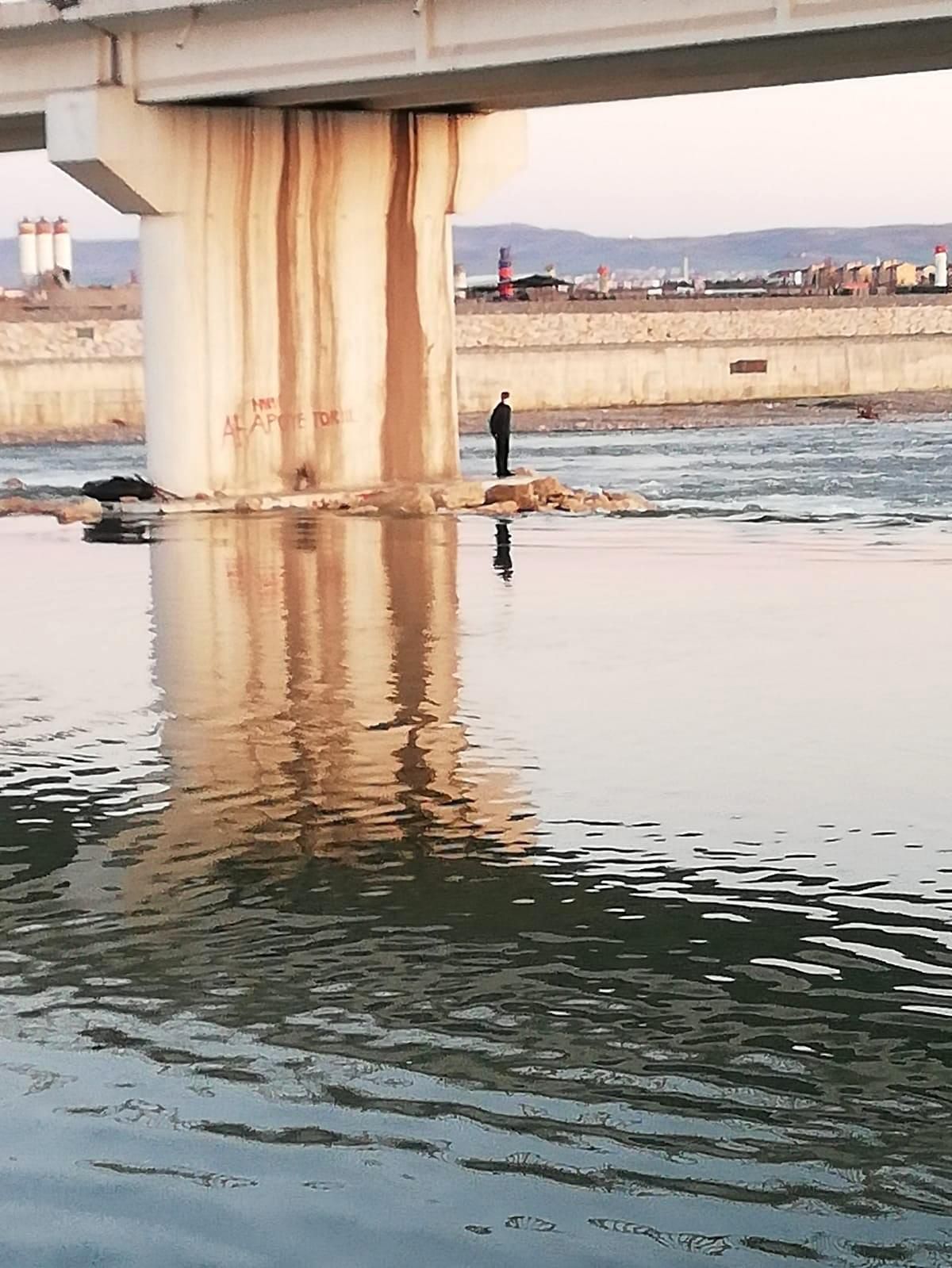 Batman\'da çayda mahsur kalan vatandaş halat yardımıyla kurtarıldı