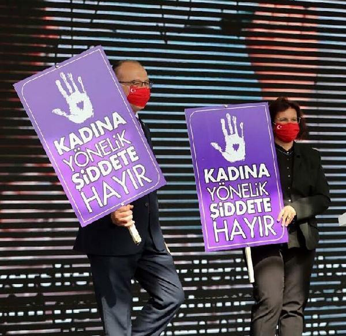 Cinayete kurban giden kadınların isimleri tribünlerde