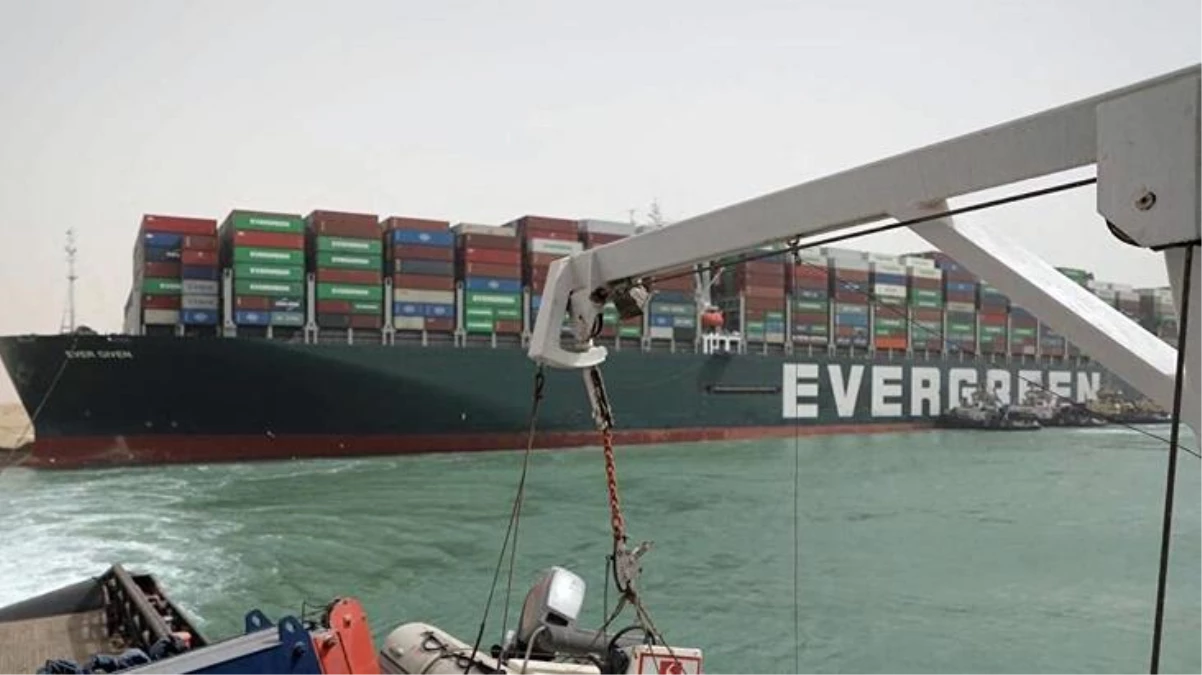 Dünya ticaretine darbe vuran Süveyş Kanalı\'ndaki gemi, şiddetli rüzgar nedeniyle tekrar karaya oturdu