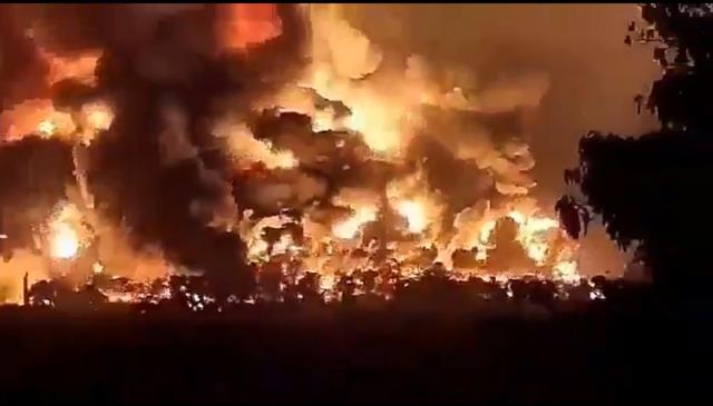 Endonezya'da petrol rafinerisinde patlama! Alevler gökyüzünü kapladı, 5'i ağır 20 kişi yaralandı