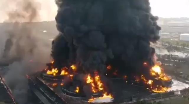 Endonezya'da petrol rafinerisinde patlama! Alevler gökyüzünü kapladı, 5'i ağır 20 kişi yaralandı