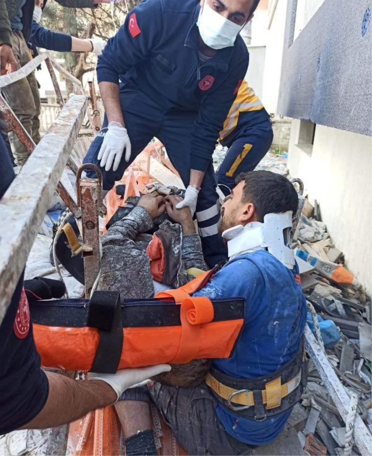 Hatay\'da inşaat iskelesinin çökmesi sonucu 2 işçi yaralandı