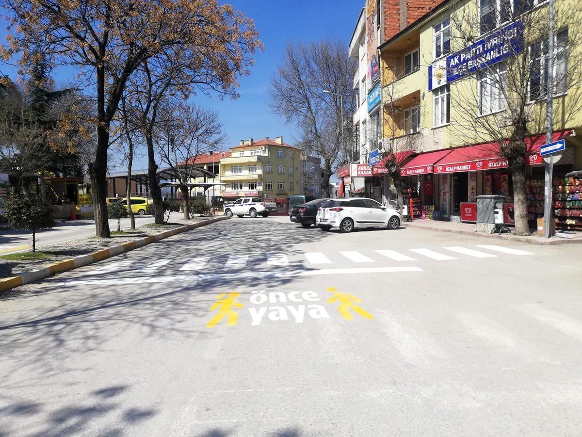 İvrindi\'de yaya ve okul geçitleri boyandı