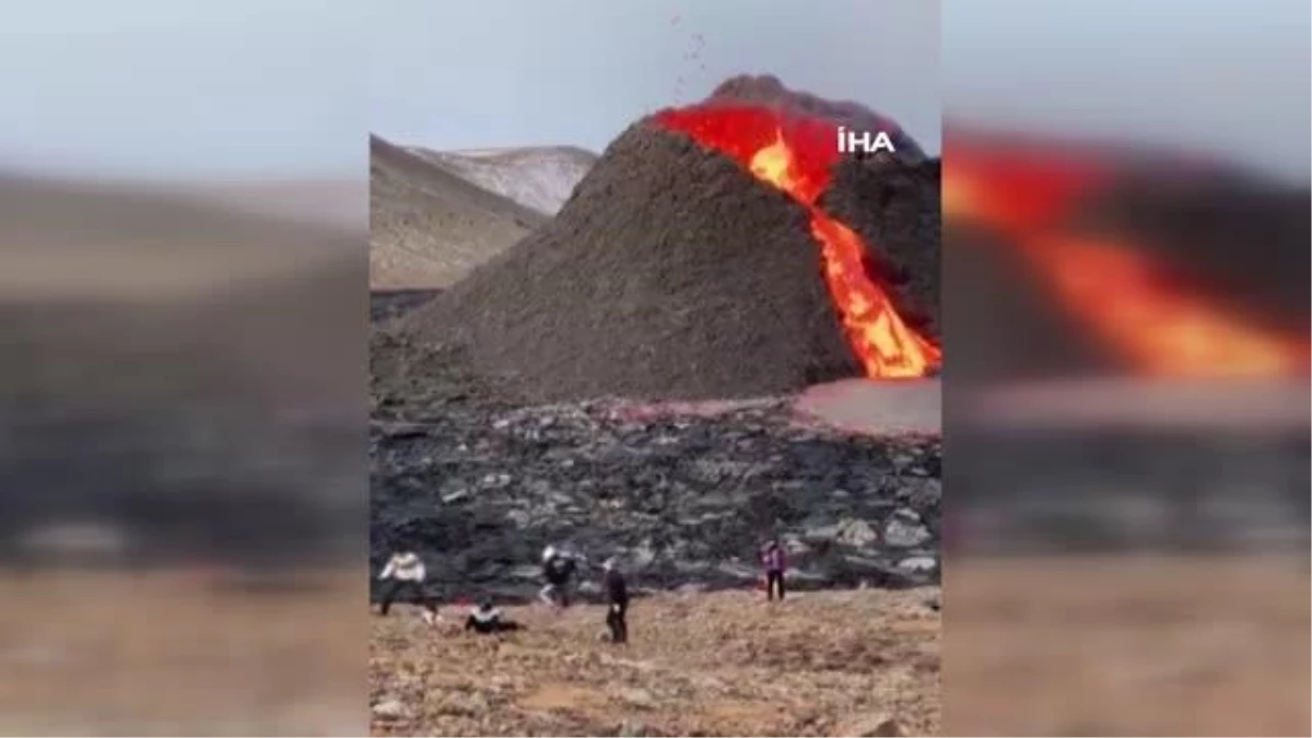 İzlanda\'da patlayan volkanın önünde voleybol maçı