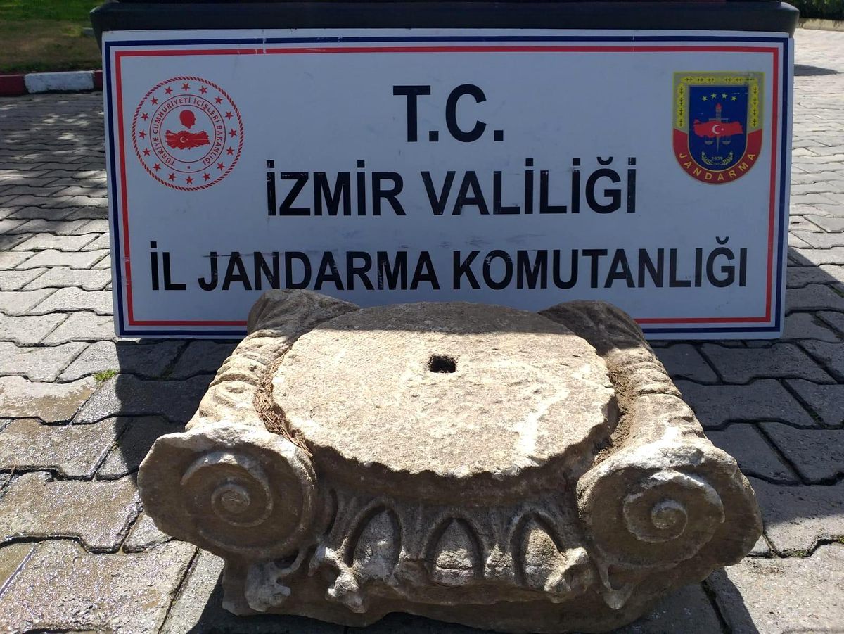 İzmir\'de Roma dönemine ait sütun başlığı ele geçirildi