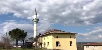 İzmir depreminde zarar gören camiinin yıkımına başlandı