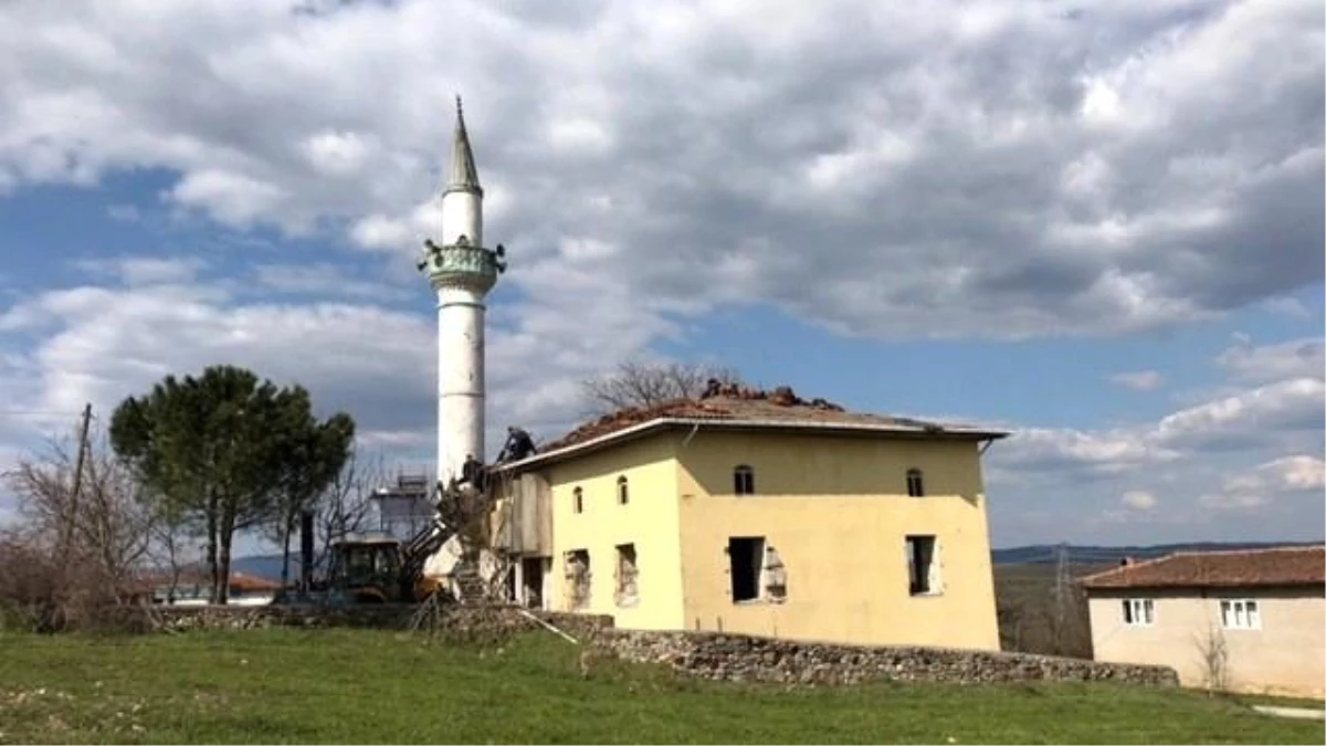 İzmir depreminde zarar gören camiinin yıkımına başlandı