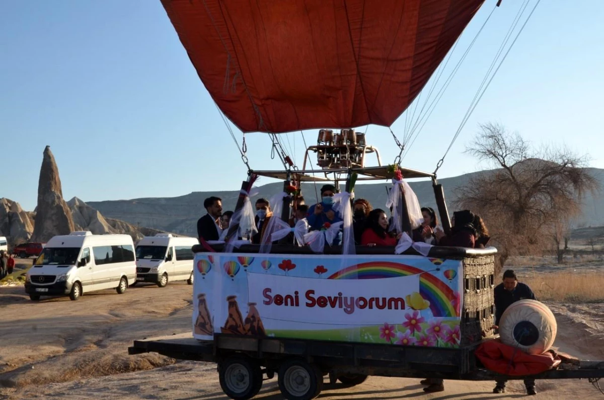 Kapadokya\'da gökyüzünde nikah kıyıldı