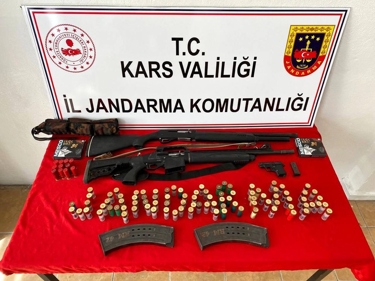 Kars\'ta jandarma cinayet silahlarını ele geçirdi