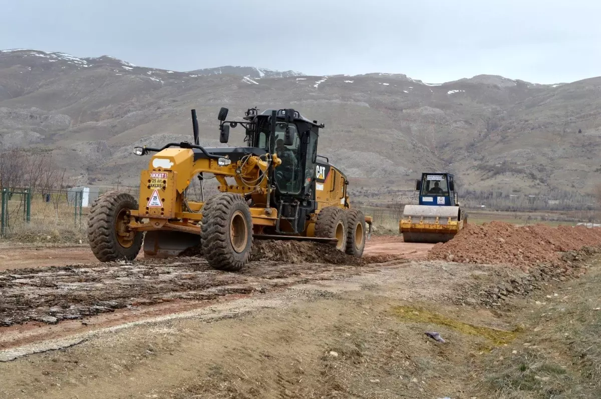 Korkuteli\'nde 3 mahalle yolunda bakım onarım çalışması