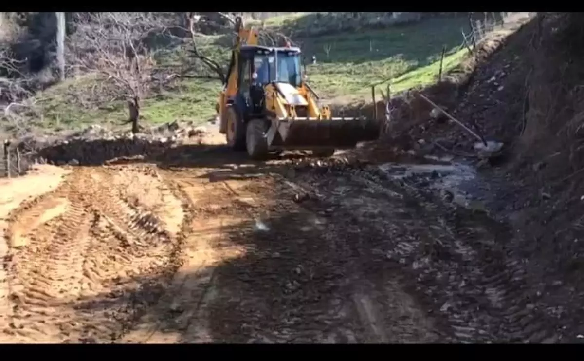 Nazilli\'de heyelan yolu kapattı, ekipler açtı