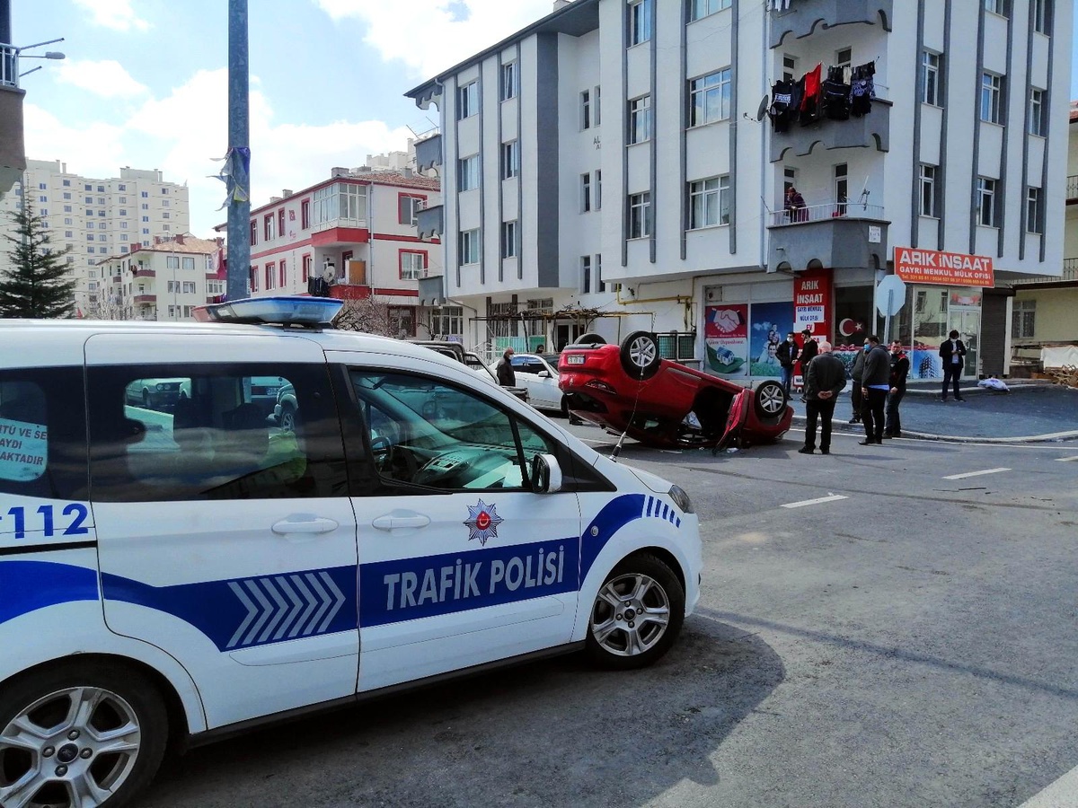 Otomobil takla attı: 1\'i çocuk 3 yaralı