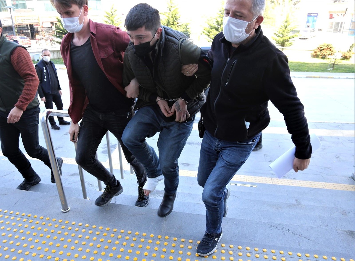 Parkta kavga ettiği vatandaşı bıçaklayarak öldüren şahıs tutuklandı
