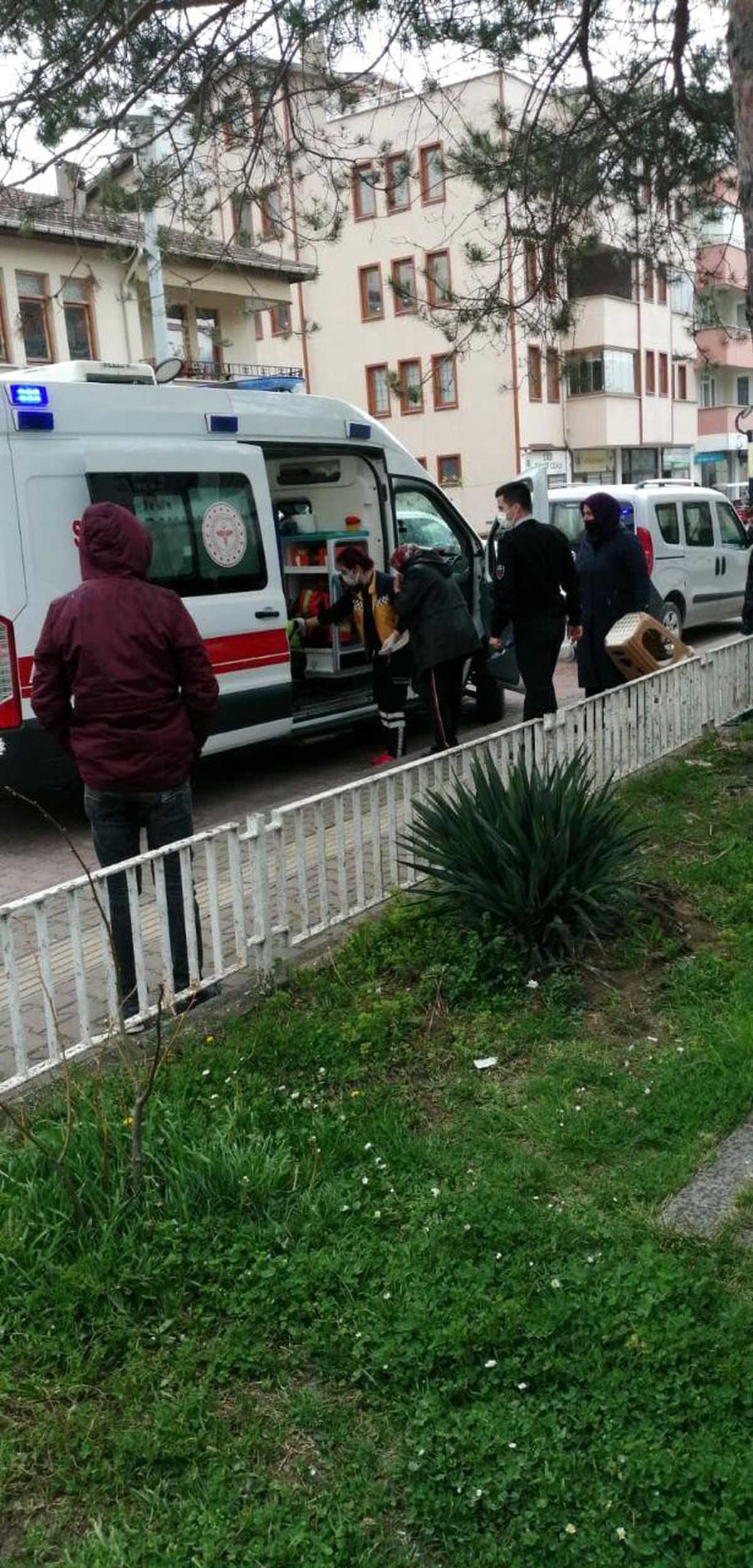 Pazar alışverişine giden 70 yaşındaki yaşlı kadın, düşerek yaralandı