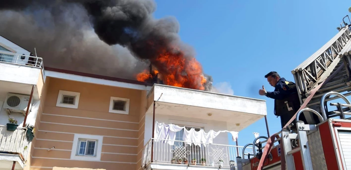 Yangında bir evin çatısı katı kullanılamaz hale geldi