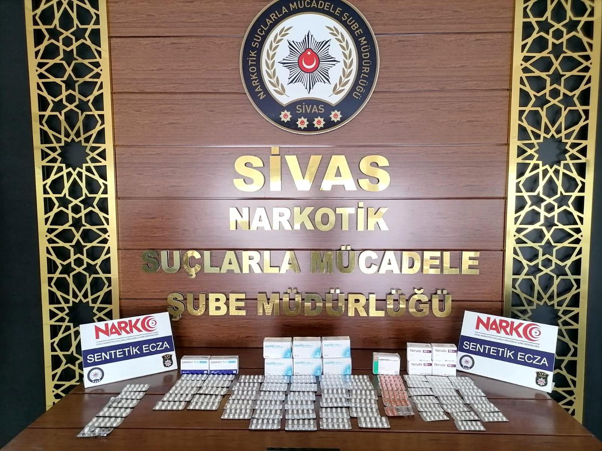 Sivas\'ta 686 adet sentetik ecza hap ele geçirildi