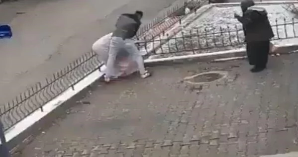 Somalili kadın, komşusu tarafından sokak ortasında darbedildi