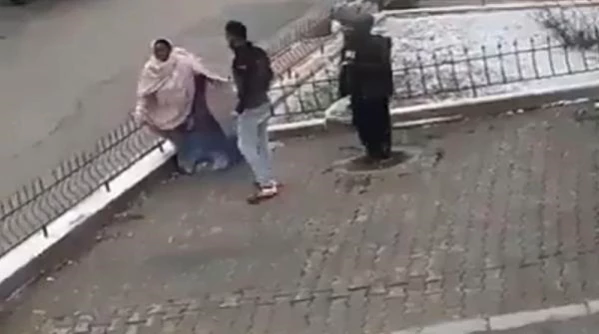 Somalili kadın, komşusu tarafından sokak ortasında darbedildi