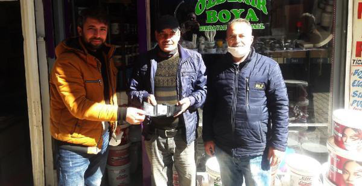 Suriyeli Ahmed, yolda bulduğu cüzdanı sahibine teslim etti