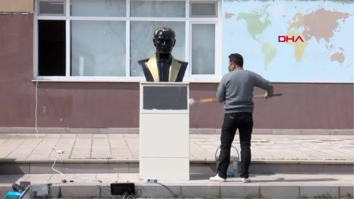 TEKİRDAĞ Tekirdağ\' da Atatürk heykeline çirkin saldırıda bulunan şüpheli görüntüden tespit edildi