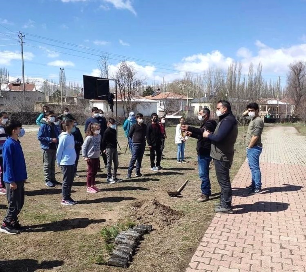 Tomarza\'da öğrenciler ve öğretmenler okul bahçelerine ağaç dikti