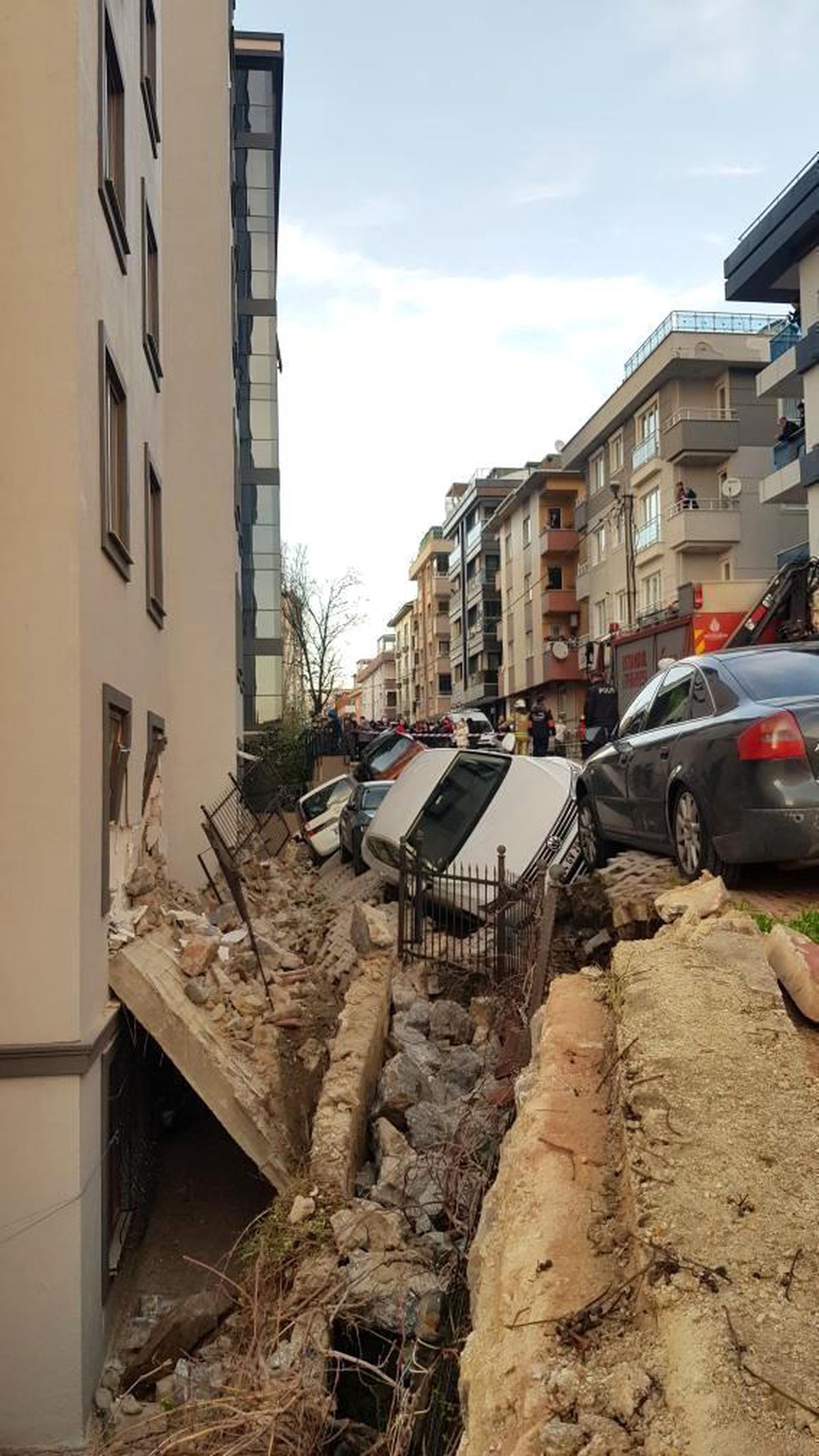 Ümraniye\'de istinat duvarı çöktü, 3 araç altında kaldı