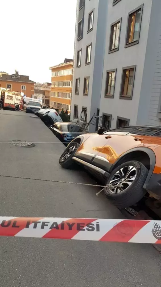 Ümraniye'de istinat duvarı çöktü, 3 araç altında kaldı. Bölgeye çok sayıda  ekip sevk edildi. - Son Dakika