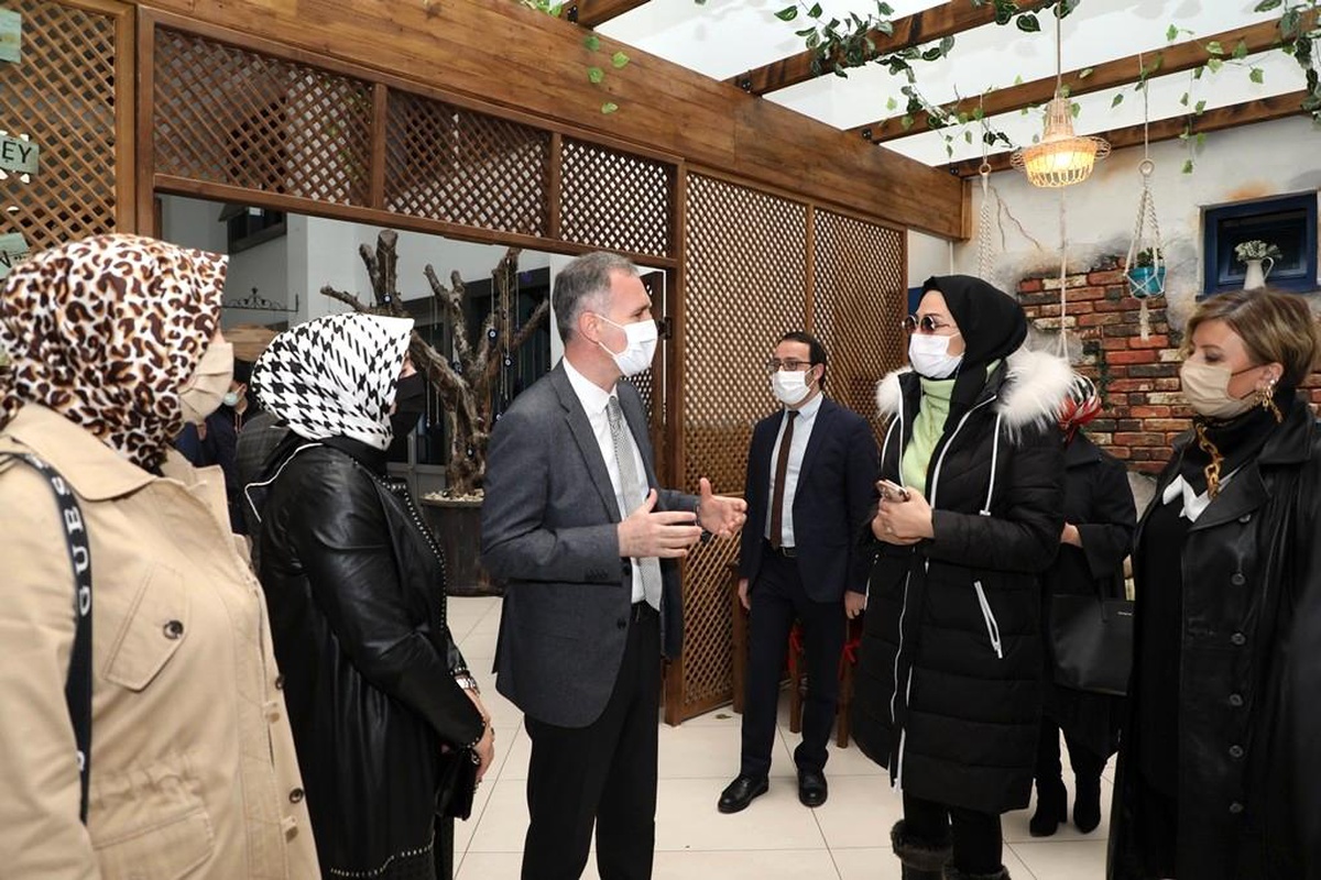 Ünlü fenomen İnegöl\'ün lezzetlerinin tadına baktı
