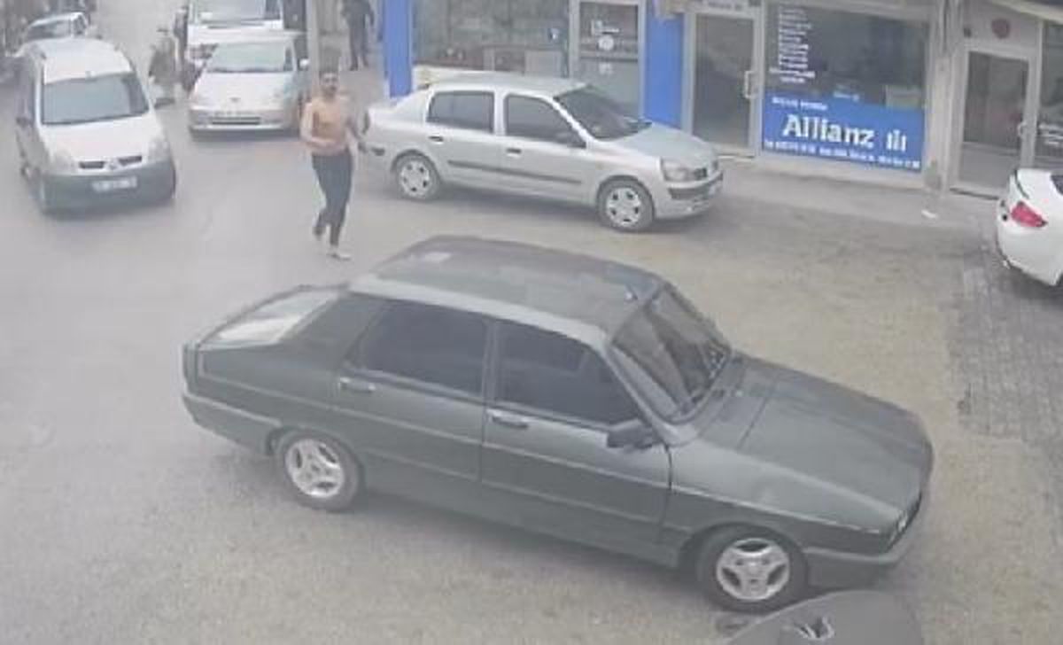 Üstsüz genç binince, otomobilini bırakıp kaçtı