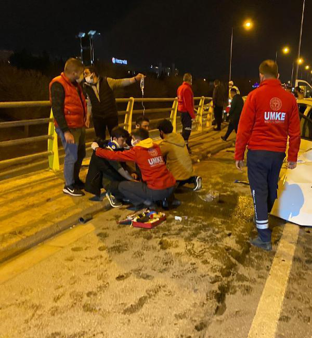 Yoldan geçen UMKE görevlileri, yaralılara ilk müdahaleyi yaptı