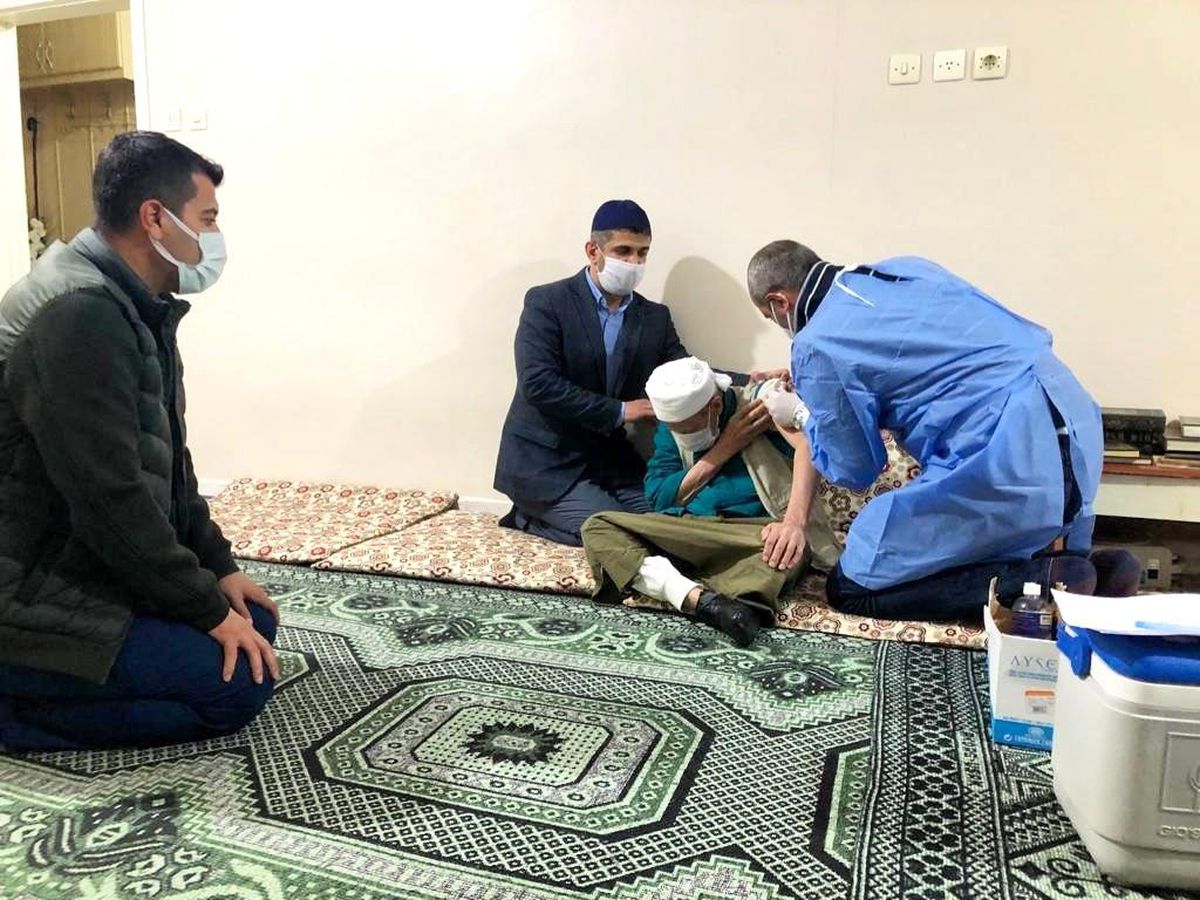 Adıyaman\'ın önemli kanaat önderi Seyda Hoca aşı oldu