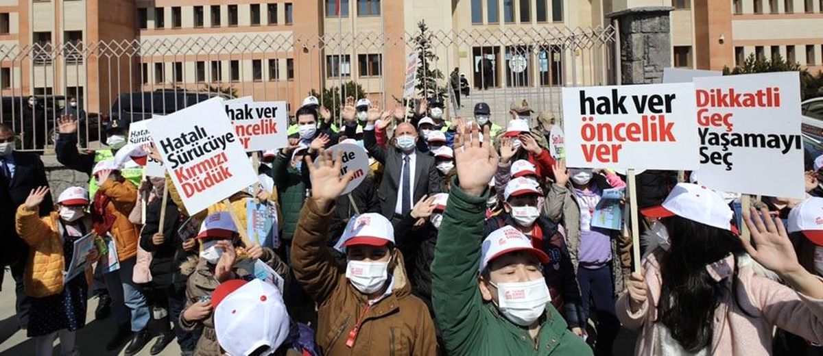Ağrı\'da "Yayalar Kırmızı Çizgimiz" sloganıyla kırmızı çizgi çekildi
