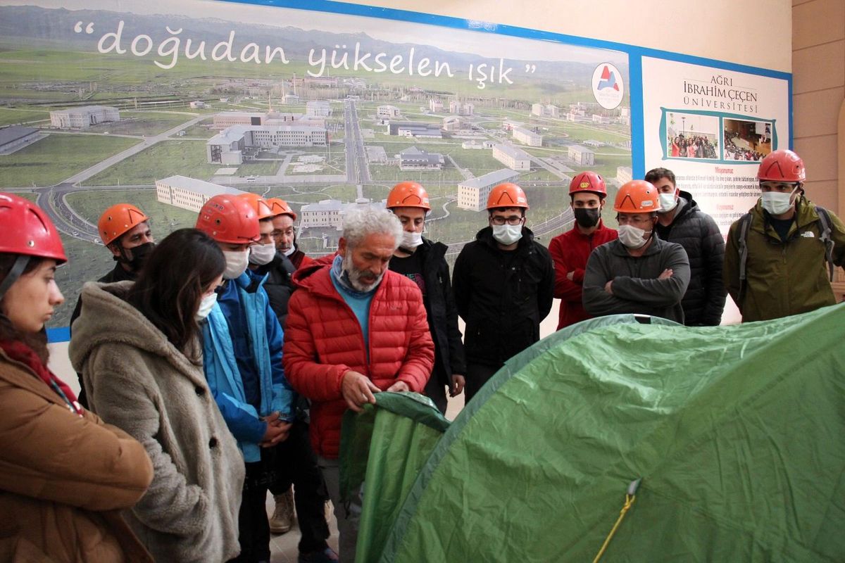 AİÇÜ\'de Ağrı Dağı\'nda rehberlik yapacaklar için temel dağcılık eğitimi veriliyor