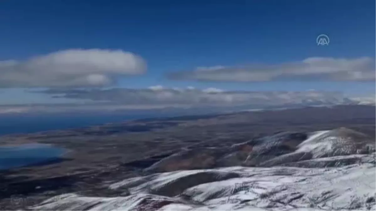 Son Dakika | Artos Dağı\'na tırmanan kayakseverler eşsiz manzaraya karşı snowboard yaptı