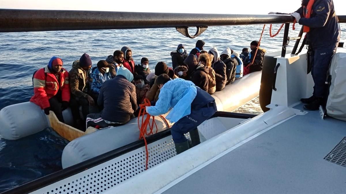 Ayvalık\'ta 36 mülteci kurtarıldı