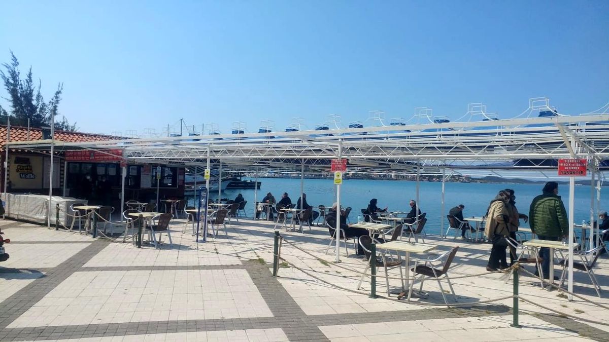 Ayvalık\'ta vatandaşlar sahillerdeki çay bahçelerine koştu