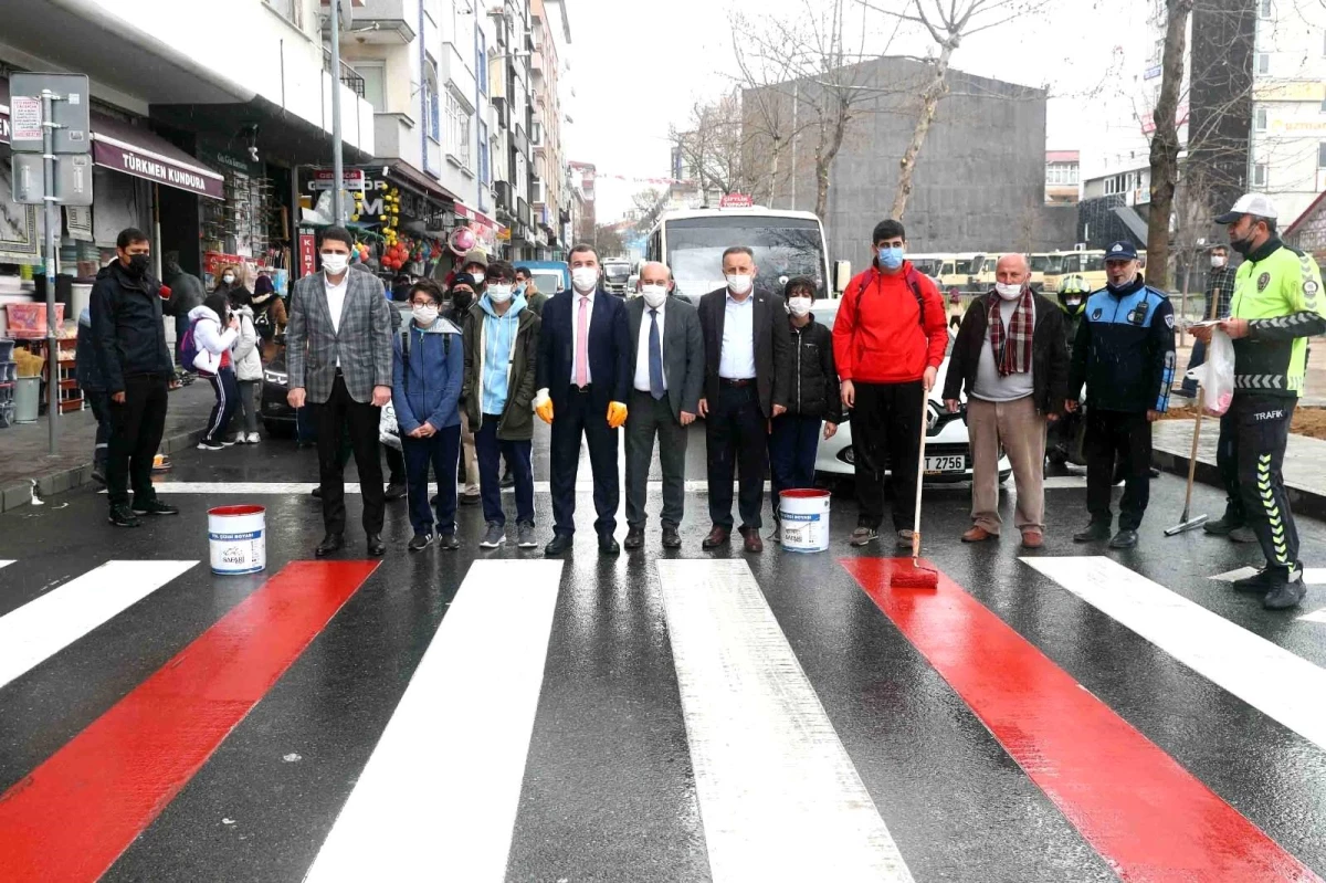 Bağcılar Kaymakamı Eldivan ve Başkan Çağırıcı yaya geçitlerini kırmızıya boyadı