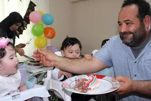 Bakan Selçuk'tan Hataylı beşizlere doğum günü pastası Bakan Selçuk'tan Hataylı beşizlere doğum günü pastası