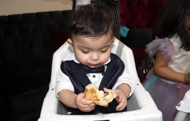 Bakan Selçuk'tan Hataylı beşizlere doğum günü pastası Bakan Selçuk'tan Hataylı beşizlere doğum günü pastası