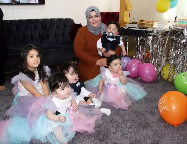 Bakan Selçuk'tan Hataylı beşizlere doğum günü pastası Bakan Selçuk'tan Hataylı beşizlere doğum günü pastası