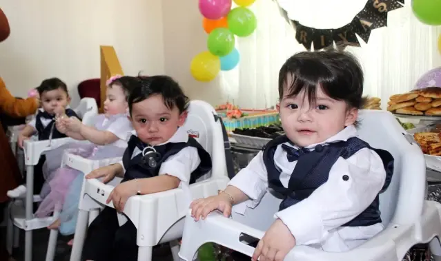 Bakan Selçuk'tan Hataylı beşizlere doğum günü pastası Bakan Selçuk'tan Hataylı beşizlere doğum günü pastası