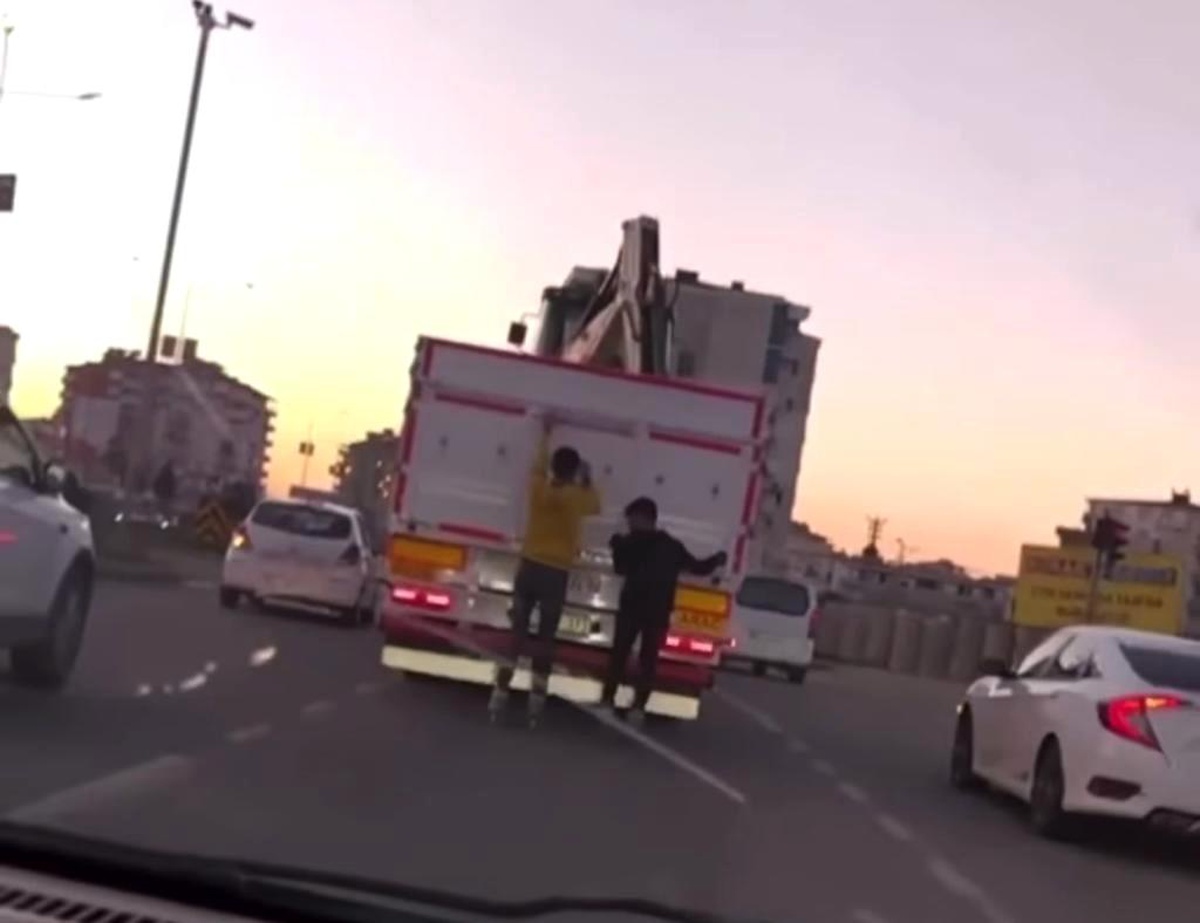 Batman\'da patenli gençlerin kamyon arkasında tehlikeli yolculuğu kamerada