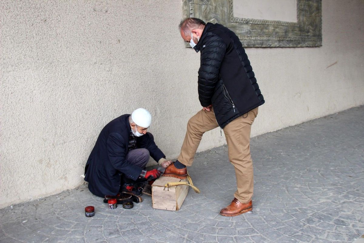 Bir boya sandığı, tek gözü görmeyen baba, 5 kişilik aile