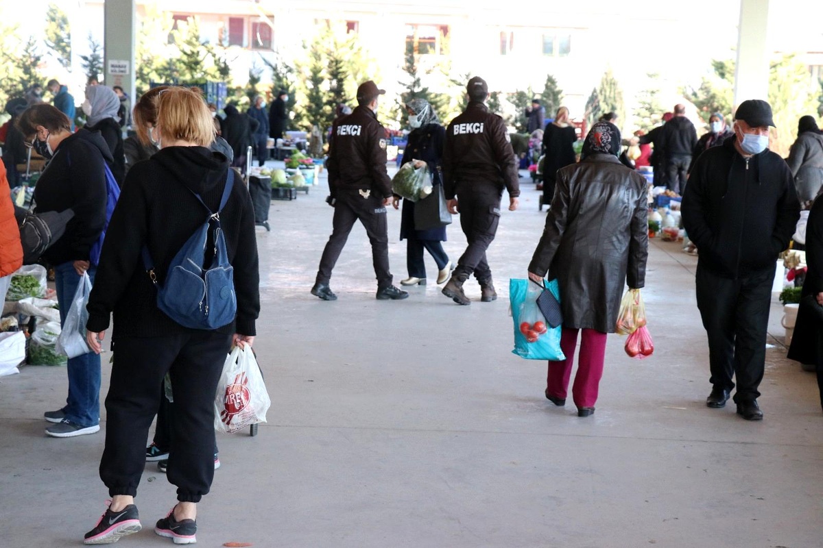 Bolu\'da hafta sonu yasakları semt pazarlarının gününü değiştirdi