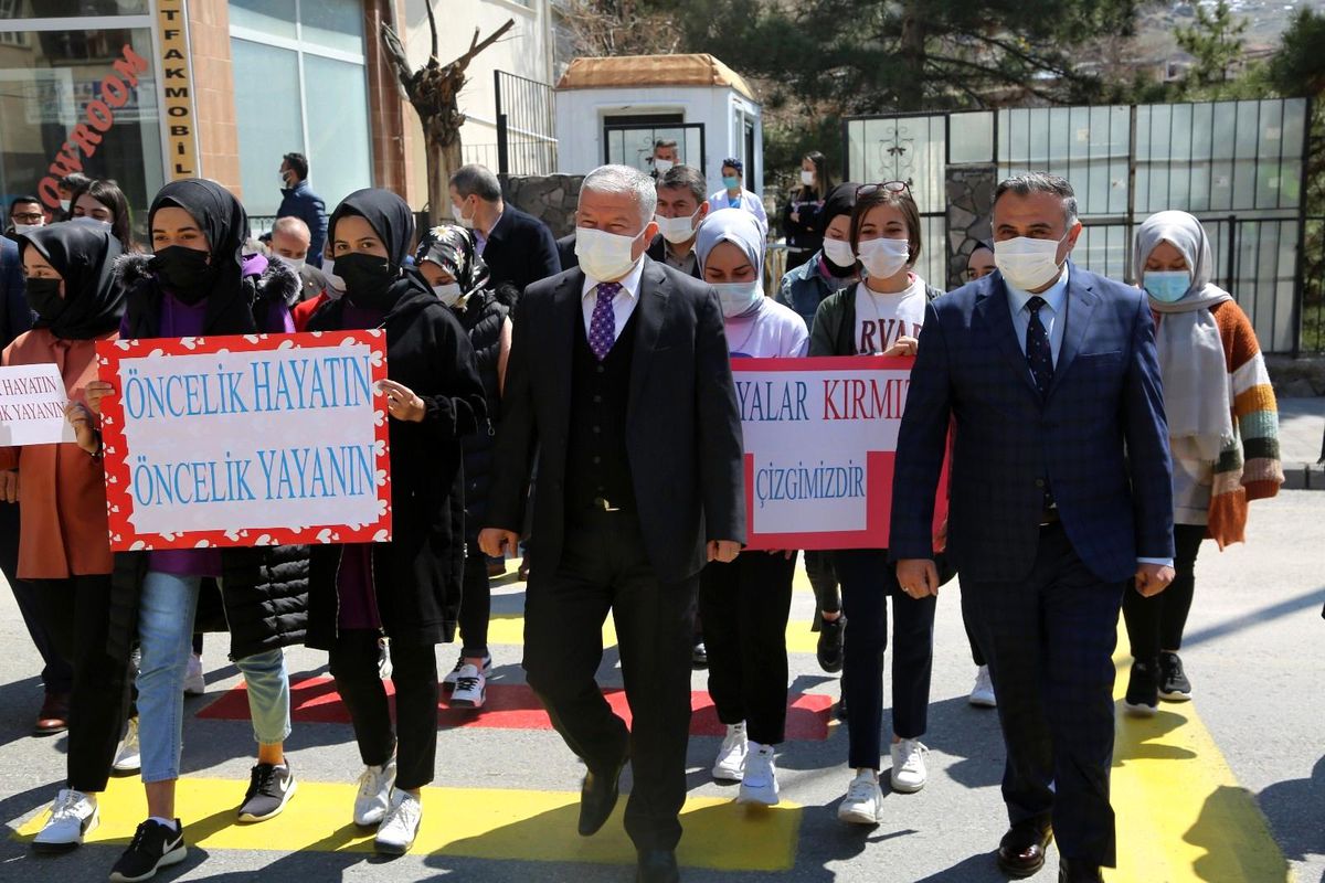 Develi\'de "Yayalar Kırmızı Çizgimizdir" etkinliği