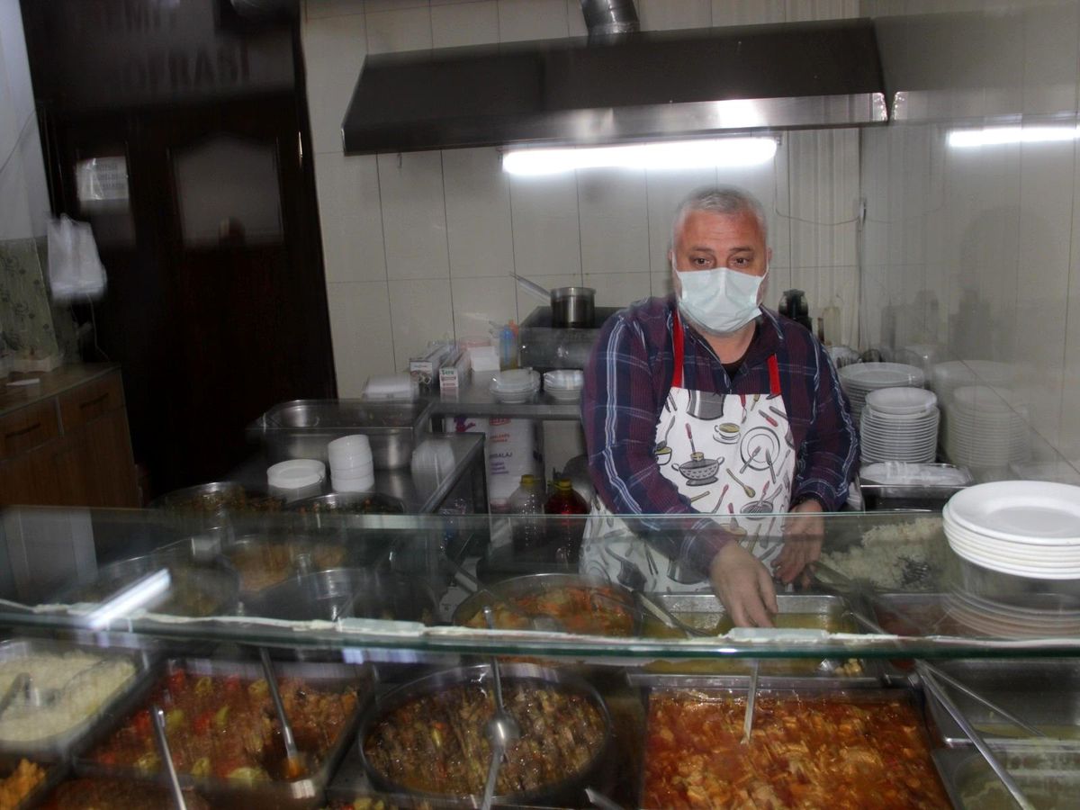 Edremit\'te lokanta, kafe gibi işletmeler yüzde 50 kapasite ile tekrar açıldı